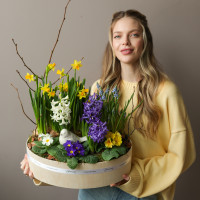 Весенний премиум-садик с нарциссами, мускари, гиацинтами, птицей в среднем кашпо 40х30см