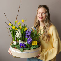 Весенний премиум-садик с нарциссами, мускари, гиацинтами, птицей в среднем кашпо 40х30см