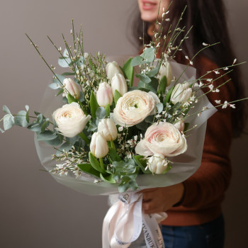 Весенний букет с ранункулюсами и тюльпанами