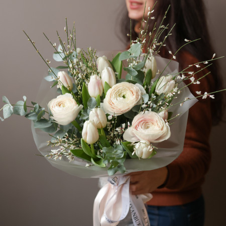 Весенний букет с ранункулюсами и тюльпанами