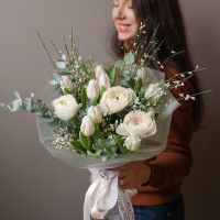 Весенний букет с ранункулюсами и тюльпанами