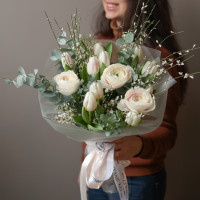 Весенний букет с ранункулюсами и тюльпанами