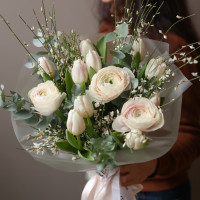 Весенний букет с ранункулюсами и тюльпанами