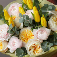Весенний букет с ранункулюсами и жёлтыми пионовидными розами