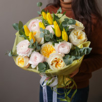 Весенний букет с ранункулюсами и жёлтыми пионовидными розами