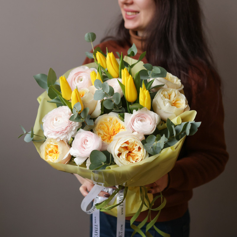 Весенний букет с ранункулюсами и жёлтыми пионовидными розами