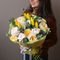 Весенний букет с ранункулюсами и жёлтыми пионовидными розами