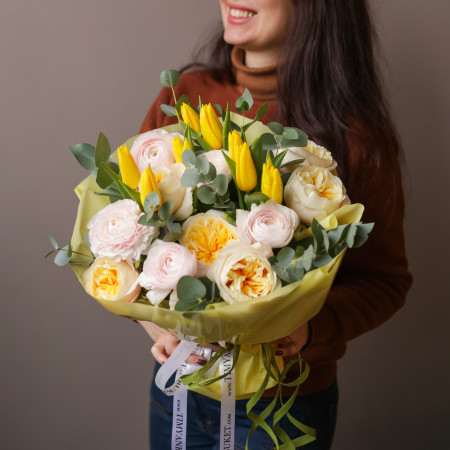 Весенний букет с ранункулюсами и жёлтыми пионовидными розами