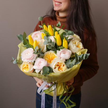 Весенний букет с ранункулюсами и жёлтыми пионовидными розами