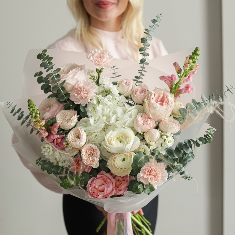 Букет с белой гортензией, пионовидными розами и ранункулюсами