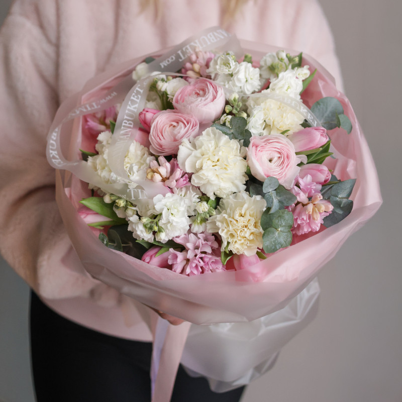 Нежный круглый букет с ранункулюсами и гиацинтами