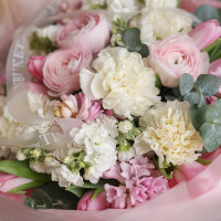 Нежный круглый букет с ранункулюсами и гиацинтами