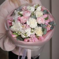 Нежный круглый букет с ранункулюсами и гиацинтами