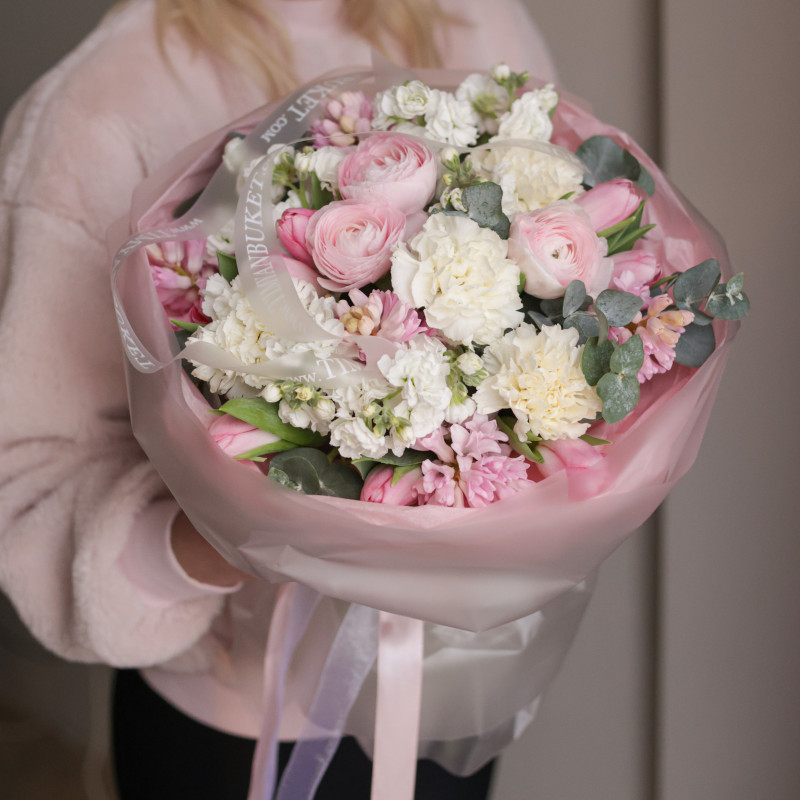 Нежный круглый букет с ранункулюсами и гиацинтами