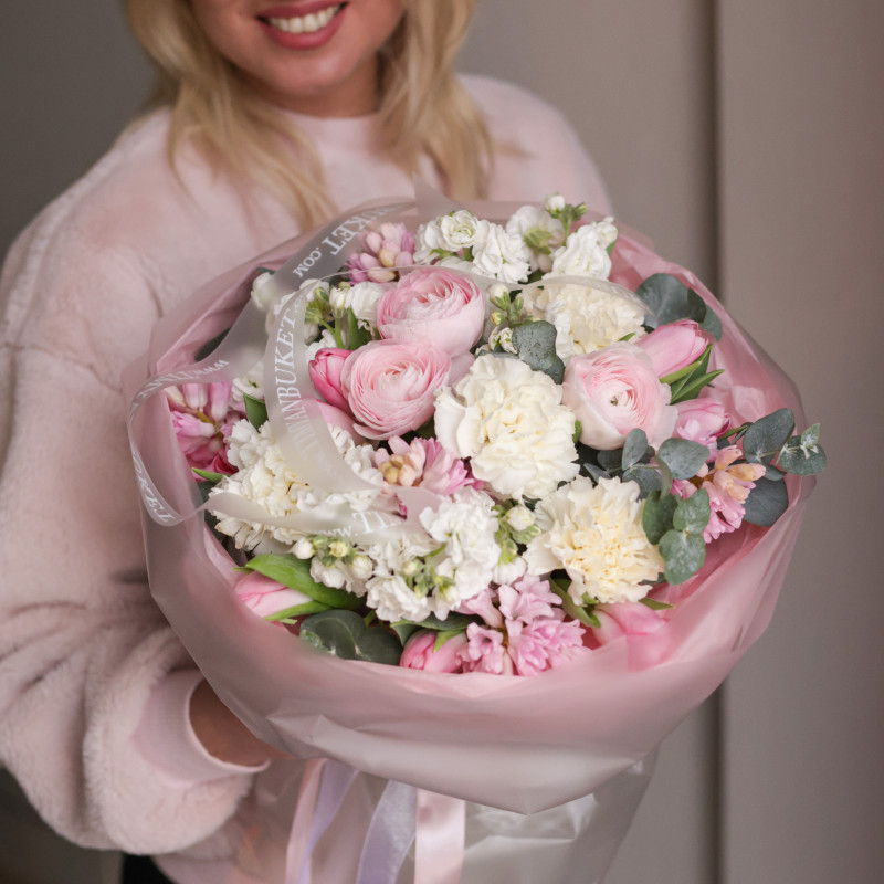 Нежный круглый букет с ранункулюсами и гиацинтами