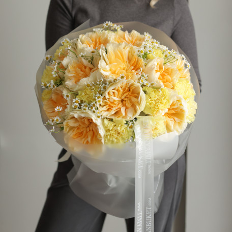 Круглый букет из жёлтых пионовидных роз с мини-ромашками