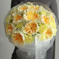 Круглый букет из жёлтых пионовидных роз с мини-ромашками