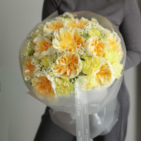 Круглый букет из жёлтых пионовидных роз с мини-ромашками