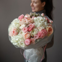 Круглый букет с белой гортензией, розами и ранункулюсами