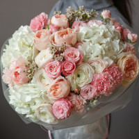 Круглый букет с белой гортензией, розами и ранункулюсами