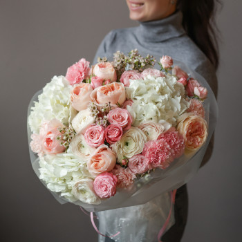 Круглый букет с белой гортензией, розами и ранункулюсами