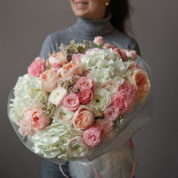 Круглый букет с белой гортензией, розами и ранункулюсами