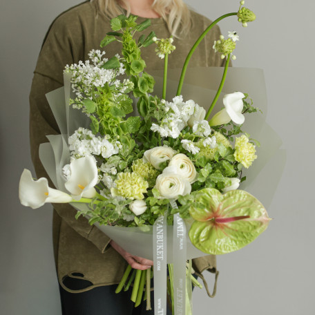Авторский букет с антуриумом, белыми каллами и ранункулюсами
