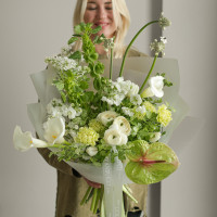 Авторский букет с антуриумом, белыми каллами и ранункулюсами