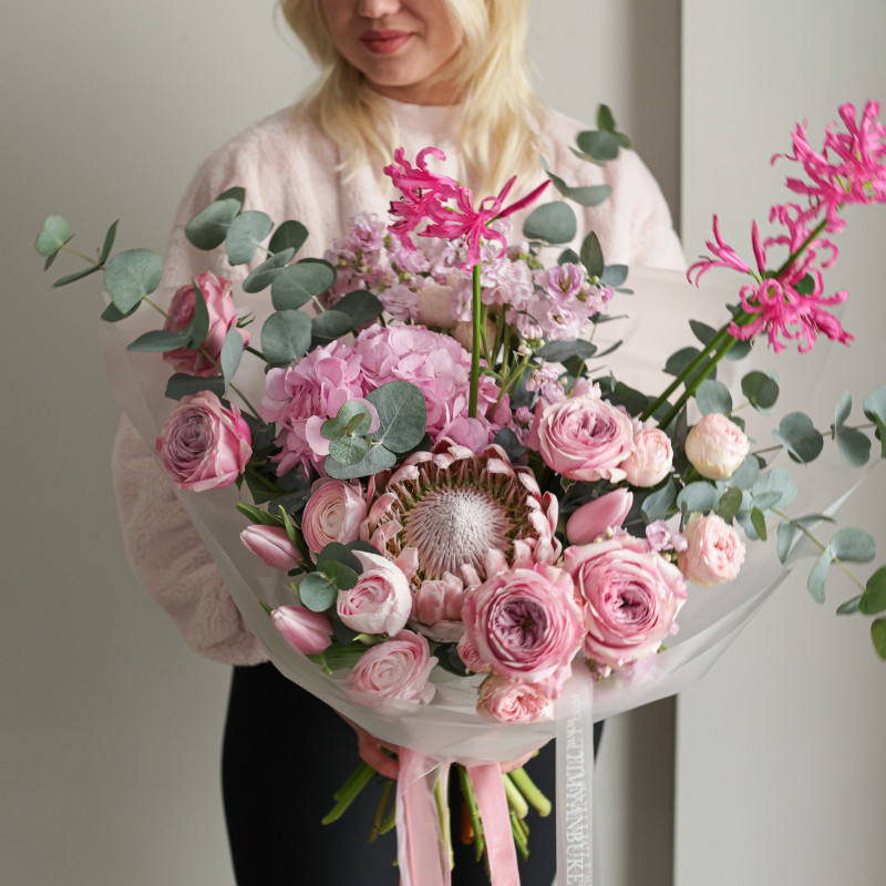 Авторский букет с протеей, пионовидными розами и ранункулюсами