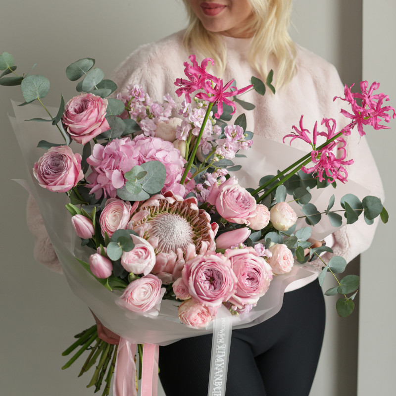 Авторский букет с протеей, пионовидными розами и ранункулюсами