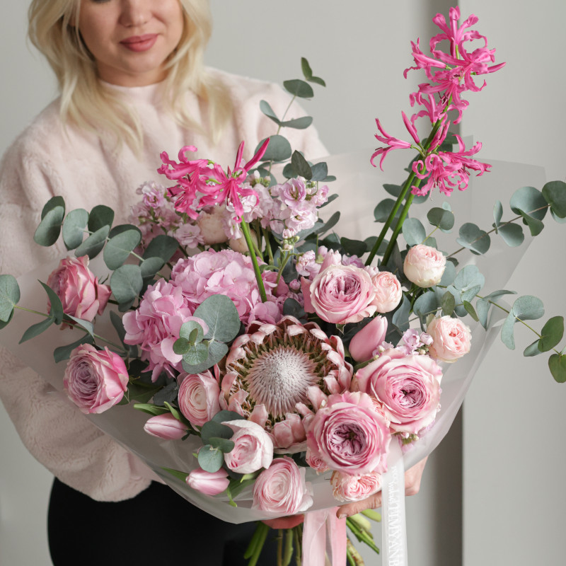 Авторский букет с протеей, пионовидными розами и ранункулюсами