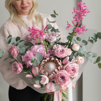 Авторский букет с протеей, пионовидными розами и ранункулюсами