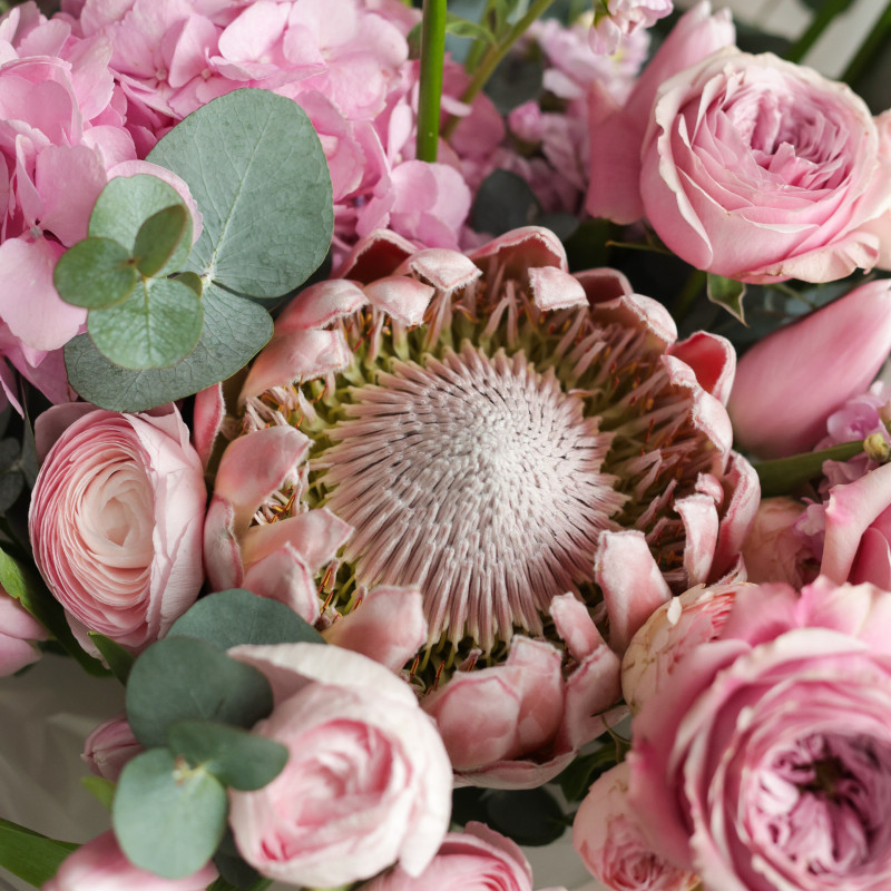 Авторский букет с протеей, пионовидными розами и ранункулюсами
