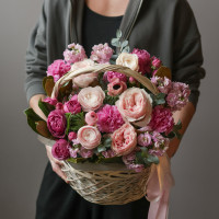 Весенняя корзинка с пионовидными розами и ранункулюсами