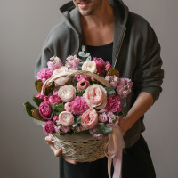 Весенняя корзинка с пионовидными розами и ранункулюсами
