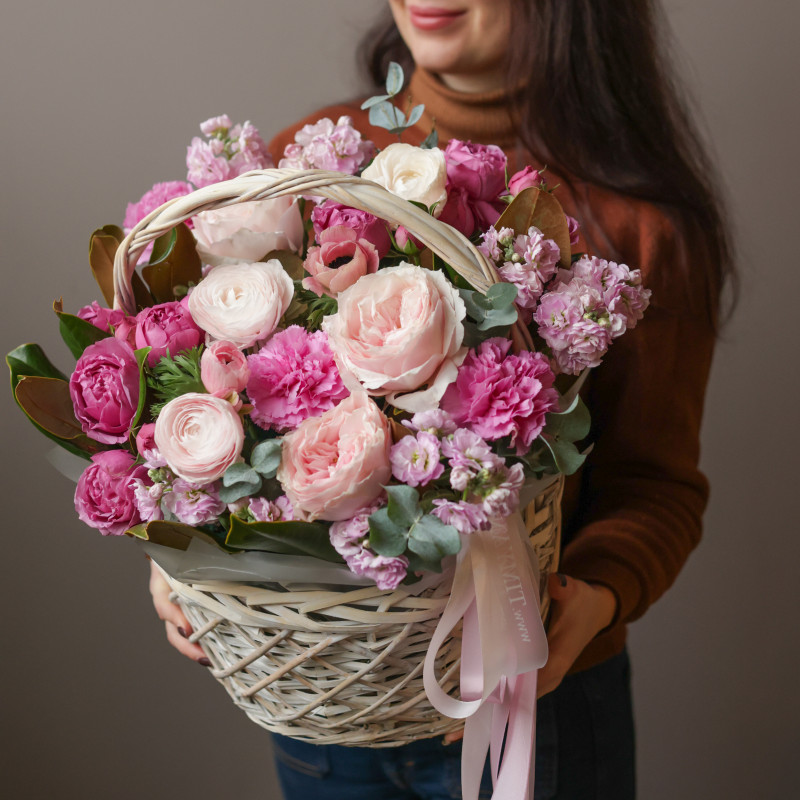 Весенняя корзинка с пионовидными розами и ранункулюсами
