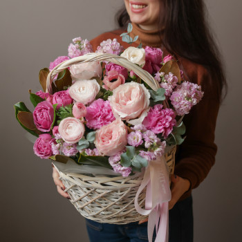 Весенняя корзинка с пионовидными розами и ранункулюсами