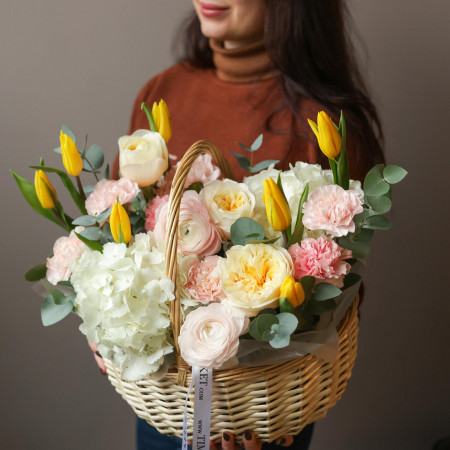 Весенняя композиция с ранункулюсами, жёлтыми тюльпанами и пионовидными розами