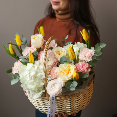 Весенняя композиция с ранункулюсами, жёлтыми тюльпанами и пионовидными розами