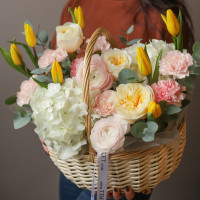 Весенняя композиция с ранункулюсами, жёлтыми тюльпанами и пионовидными розами