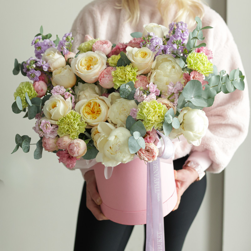 Нежная композиция с пионами и пионовидными розами