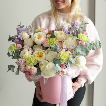 Нежная композиция с пионами и пионовидными розами