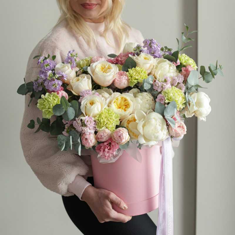 Нежная композиция с пионами и пионовидными розами