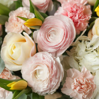 Весенняя корзина с ранункулюсами, тюльпанами и гортензией