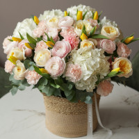 Весенняя корзина с ранункулюсами, тюльпанами и гортензией