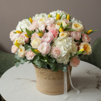 Весенняя корзина с ранункулюсами, тюльпанами и гортензией