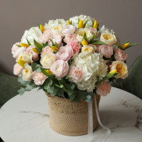 Весенняя корзина с ранункулюсами, тюльпанами и гортензией