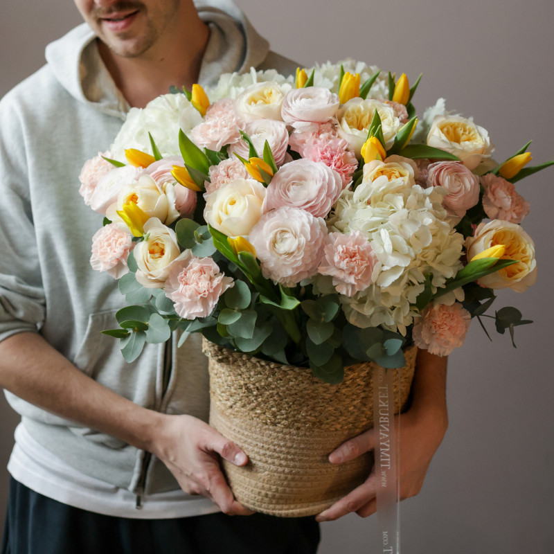 Весенняя корзина с ранункулюсами, тюльпанами и гортензией