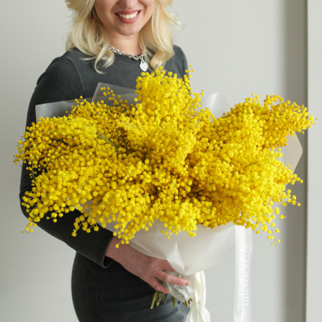 Шикарный пушистый монобукет мимозы 