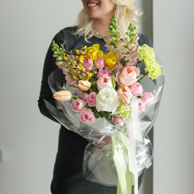 Весенний нежный букет с пионовидными розами